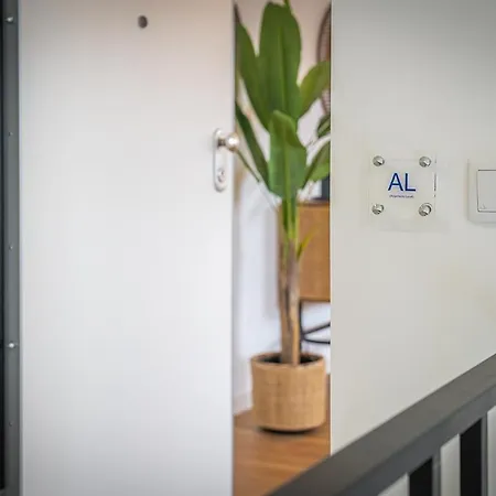 Situado No Centro Historico Da 세투발