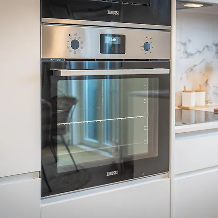 Situado No Centro Historico Da 세투발